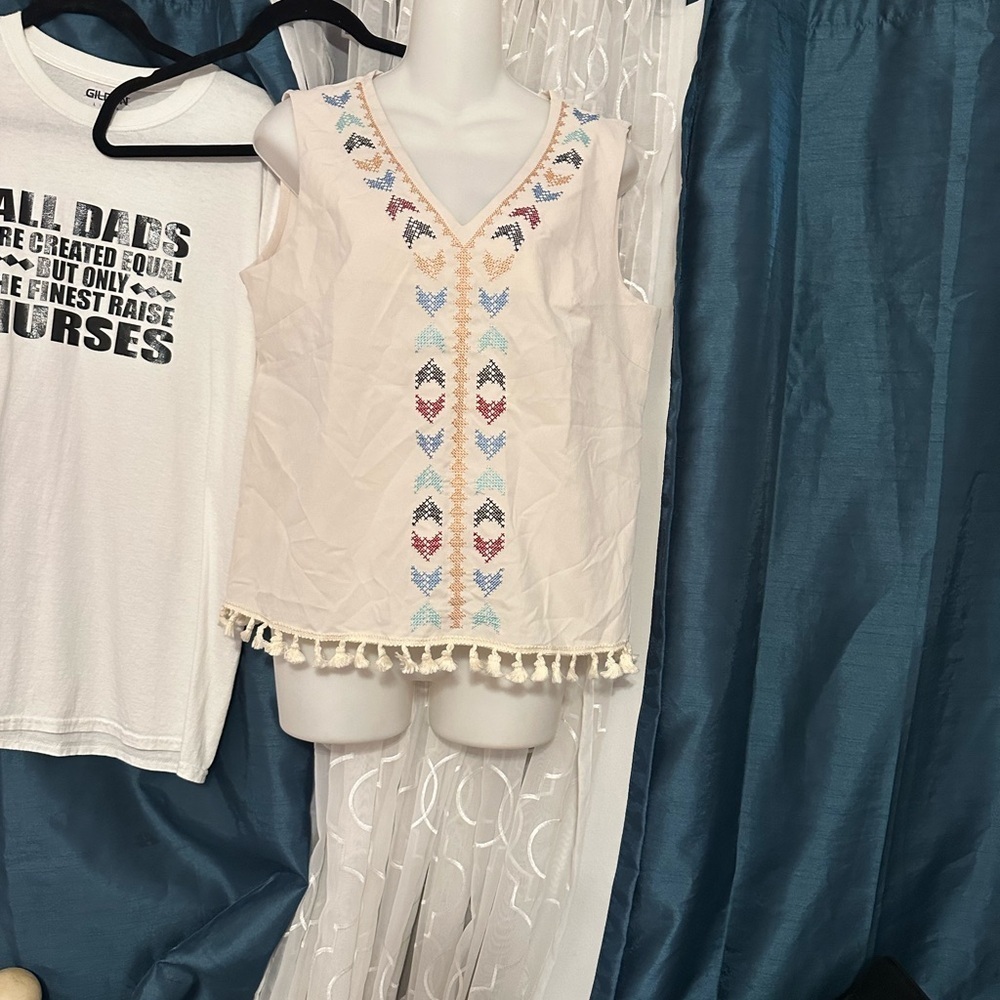 White Embroidered Top - Size L - Picture 2 of 4